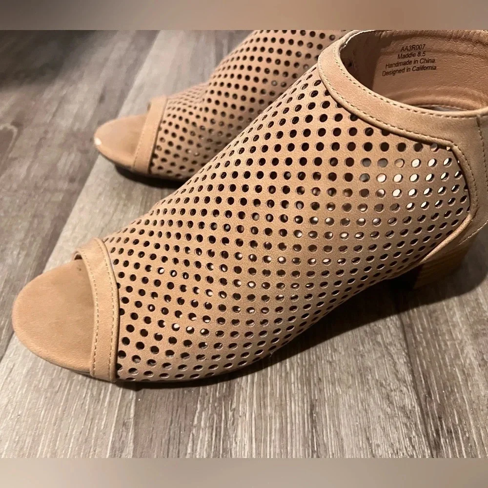 J. Adam’s size 8.5 Tan wedges. EUC